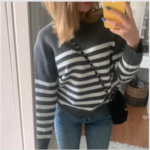 Stickad tröja st S - Säljer min älskade skickade tröja från Shein, extremt fint material och bara använt 2 gånger. Säljer för jag råkade beställa 2 och behöver bara 1. Går att pruta💗