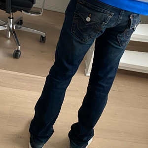True religion Ricky relaxed straight - Använda fåtal gånger, köpta i USA för 1,5k. Storlek 29. Mycket fint skick. Hör gärna av dig om du har frågor om storlek eller vill ha fler bilder