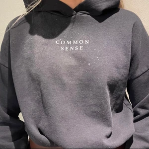 HOODIE - croppad hoodie med snygga detaljer !