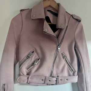 Zara mocka jacka rosa xs  - Jättefin mockajacka från zara stl xs. Använt ett fåtal gånger. Superfint skick. 