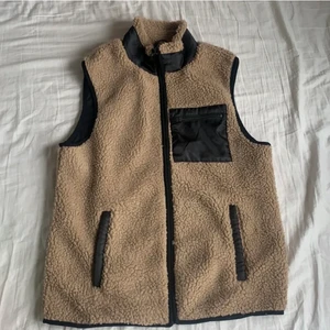 Vest - Jättefin vest som är perfekt nu när det börjar bli varmare💗 knappt använd då den inte passar:(💗