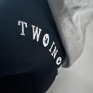 Lågmidjade flared Playboy-leggings - Lågmidjade flared Playboy-leggings. Svart bomullstyg med vita detaljer. Det står ”Two in one” med Playboyloggan. Passar nog någon som är mellan 165-175 bäst. Jättefint skick. Frakt 66 spårbart