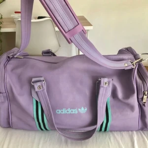 <3 - Stor och fin vintage väska från Adidas. Det finns mycket utrymme i väskan. (Skriver frakt kostnaden till den som är intresserade)