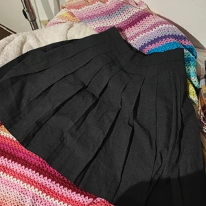 Grå kjol - Enkel grå kjol som är veckad. Storlek 38