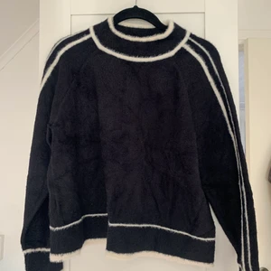 Stickad tröja  - Supermysig stickad tröja från Mango i lite ”päls” material! Använd ca 2 gånger så den är som ny! Passar storlek XS-S💙