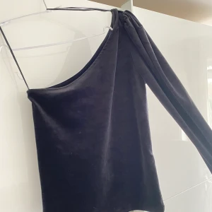 En axlad topp🖤 - En axlad topp helt oanvänd❤️