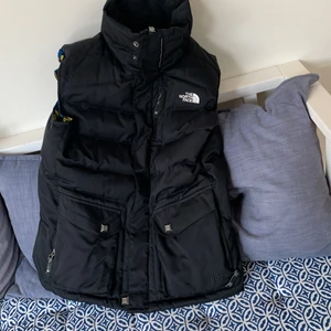 The north face väst storlek M - En the north face väst i storlek medium men passar även small, du kan även få med luva. Den är i Gott skick.