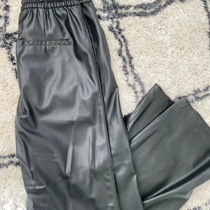 Skinn byxor från ZARA🖤 - Så snygga skinnbyxor från Zara köpt för 399kr säljs nu för 150kr❤️