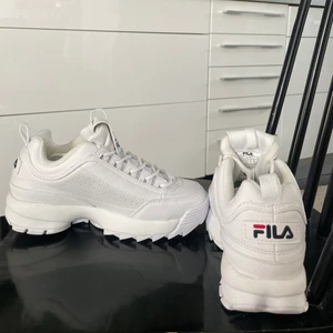 FILA sneakers Stl. 38 - Vita fräscha sneakers, endast testade