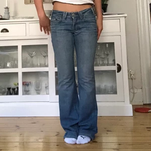 Lågmidjade jeans - Jättefina lågmidjade jeans från Yanük! Tyvärr för långa på mig som är 160cm😫❤️ midjemått: 78cm Innerbenslängd: 81cm 
