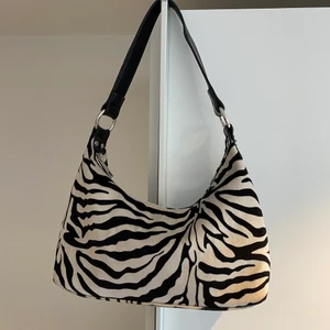 Zebra trendig väska 🖤 - Trendiga väskan köpt för 499kr säljs för 200kr 🖤
