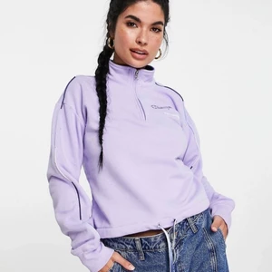 Champion Sweatshirt - Tröjan är helt ny och oanvänd, skickas med lappar på.   Modellen är 169cm lång och har på sig storlek S. Nypris på tröjan är cirka 600kr.