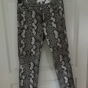 H&M slim ormbyxor  - Dessa byxor sitter väldigt snyggt men har tyvärr blivit för små för mig. De är i storlek 36 och är vanlig i storlek. De har ett typ jeans material. Skriv gör mer bilder 😊