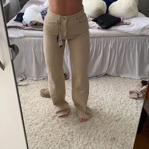 Beiga raka jeans - Säljer dessa beiga jeans med rak fit. Helt oanvända med prislappar kvar. Väldigt längs på mig som är 165 cm. Så funkar för någon som är längre än så. Köpta från stradivarius för ca 400kr, finns ej kvar. Frakt 66kr tillkommer 💖