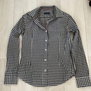 Tommy Hilfiger skjorta S - Tommy Hilfiger skjorta storlek S. Jättebra skick, använd bara 1 gång!!