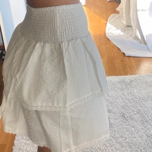 Vit kjol -  KJOLEN ÄT FORTFARANDE KVAR Helt oanvänd vit volang kjol från märket moves som passar perfekt nu till sommaren, säljer då jag köpt en annan😍