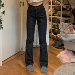 Mid rise mörka jeans FLASH - Mid Rise jeans från flash, säls inte längre i affärer, i bra skick, storlek 34