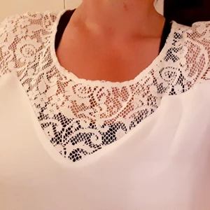 Jättefin vit spetsblus - Jättefin vit spetsblus.Storlek 40 men passar storlek 38 också om man inte vill ha den så tajt.Är helt ny köpte fel storlek.