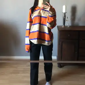 Säljer denna tunnare sweatshirt/tröja från Carlings, Rotation. Använd ett mycket fåtal gånger så den är som ny!! Storlek M i mansstorlek vilket gör den lite oversized👌🏻 nypris kring 400kr, köparen står för frakten! 