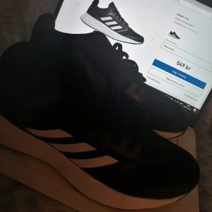 Adidas skor - Helt nya, säljes pga fel storlek 