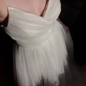 Balklänning - Säljer nu min helt oanvänd balklänning🥰🥰 den är lång på mig som är 160, men det går att sy upp!! Den är hel och utan skador💕 skicka för fler bilder!💫