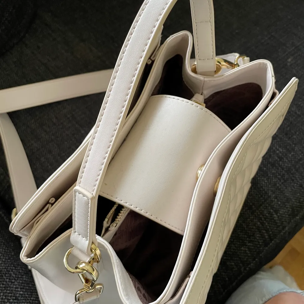Väska från Love Moschino, nypris 2500, jättefint skick, säljer då den inte används längre! lägger ut den för nypris men vi kan diskutera det :). Väskor.