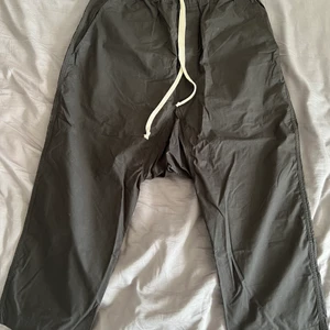 Rick Owens DRKSHDW Cropped Byxor - Asballa Rick Owens byxor i  100% tunnt bomull. Köpta på END. för 2600kr ca 3 år sedan. Endast testade (usel affär från min sida haha). De är croppade vilket innebär att de slutar <1dm innan min ankel, och jag är 1,83. Midjan är stretch. Bild 3 visar tydligt hur de sitter. Fri frakt! Skriv gärna i pm om ni vill ha fler bilder eller frågor! Kram!❤️☮️