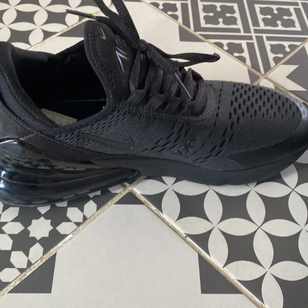 Jag säljer dessa svarta Nike 270s eftersom att jag inte använder de längre. De är knappt använda Max 2-3 gånger o är i suveränt skick. . Skor.