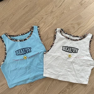 Tank topp - Två Omighty liknade tank tops! Lite defekter på den vita (texten bortnött), därför säljs dom billigt. Stl S/M, båda för 100kr eller 70kr st 🥰