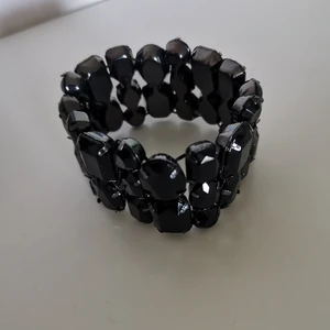 Armband - Svart kristall, inte äkta. Men superfin och skön. Kommer tyvärr aldrig till användning. 