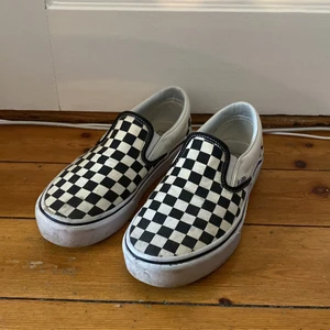 Vans - Säljer dessa Vans, som är lite platform. Sparsamt använda! Storlek 37.