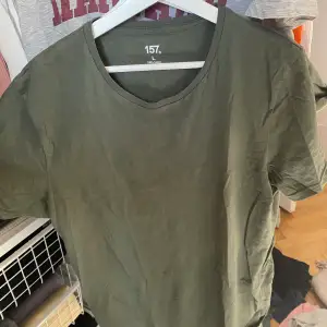 Militärgrön T-shirt i storlek Large. 