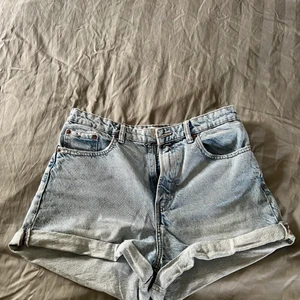 Jeans shorts  - Säljer dessa super fin jeans short från zara som är tyvärr förstora för mig, dom är andvända fåtal gånger och är i toppen skick🥰