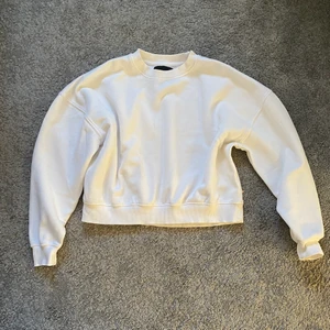 Tröja från Lager 157 - Super fin vit sweatshirt från Lager 157, lite sliten, säljs för 70kr, frakt diskuteras