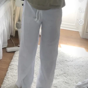 Linnebyxor strl XS - ”Linne byxor” strl XS. Okej skick då de sticker ut några trådar här och var, inga fläckar. Kan även fraktas.