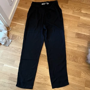 Högmidjade kostymbyxor svart i storlek S - Bra skick! Storlek s. Färg: svart