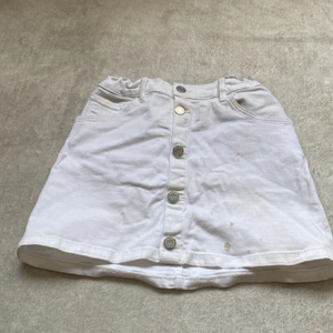 Gant Tjol vitt - Gant Tjol vitt har några små fläckar men det går att tvätta bort och går att sjustera runt midjan priset går att prata 