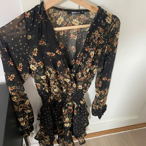 Klänning - Fin blommig klänning från gina, strl 32 men passar 34, knappt använd.