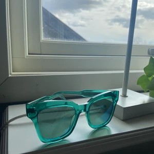 Chimi solglasögon💙 - Säljer mina super fina Chimi glasögon i modellen 005 ( väldigt lik 04 ), dem är i färgen aqua och är i super bra skick, box till solglasögonen medföljer, buda från 400 och köp direkt för 700+frakt💙😇