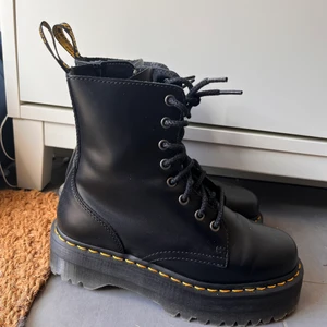 Dr Martens  - Stl 38. Får skavsår pga för stor storlek. Använda ett tillfälle 