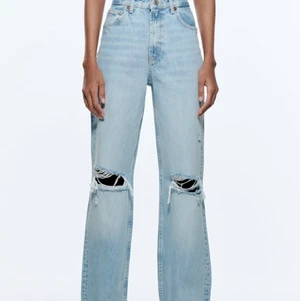 Zara jeans  - säljer ett par jeans från zara då jag köpte i fel storlek, är i nyskick och i storlek 38, ganska långa så skulle nog säga att dom passar på någon som är 165 - 168 nått sånt då jag själv är 160 och dom är för långa på mig 💕 skriv för fler bilder och buda från 100kr, frakt ingår 💕