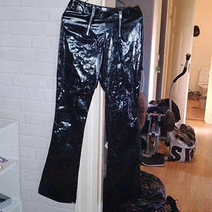 Black level lackbyxor - Lackbyxor i utsvängda ben nede tajt passform och inte stela använda en gång på fotografering