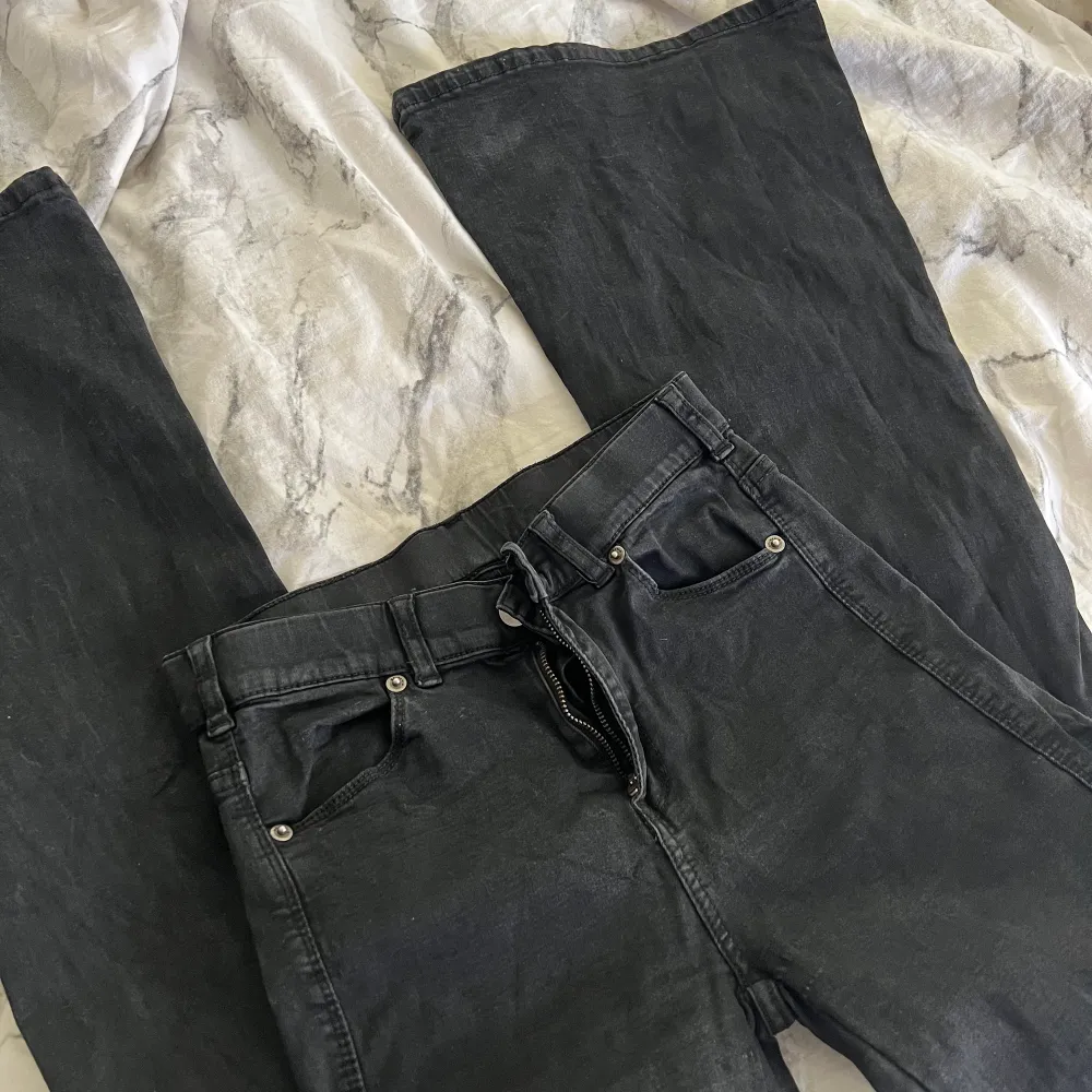 säljer dessa snygga jeans från dr.denim , använt några gånger men är annars i bra skick.  Köptes från Nelly.com för 500kr men säljer för 300kr. Jeans & Byxor.