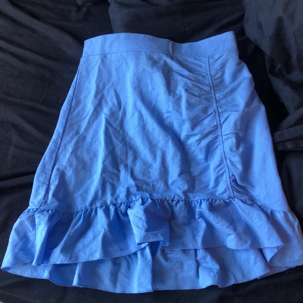 Världens finaste blå färg!! En tight kjol som jag inte använde förra året, lapp är till och med kvar!! Jättefin men samtidigt inte riktigt något jag kommer ha på mig 💙 . Kjolar.