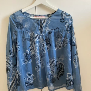 Mönstrad blus strl XS - Så snygg blus som bara är använd cirka 3 gånger. Passar perfekt nu till våren och sommaren.