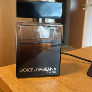 Dolce & gabbana the one edp - Det är ungefär 30ml kvar, lite mer. Det var 50ml när den var full. Köpte för 850kr och säljer för 250kr