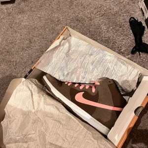 Nike dunk high SB pink chocolate  - * NIKE DUNK HIGH CHOCOLATE PINK  STL: 42.5  PRIS: 2250kr all in  Cond 8-9 (MER BILDER I PM) 