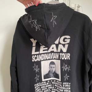 Säljer en helt oanvänd yung lean-hoodie köpt på hans tour i höstas. Var tyvärr inte min typ av passform :((