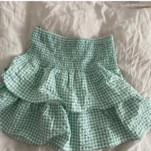 volangkjol❣️ - lägger ut denna kjol igen pga av oseriösa köpare🙌köpte här på plick men läste storleken fel så tyvärr för stor💗materialet är stretchigt och kan passa olika storlekar så vet inte riktigt exakt specifikt!!