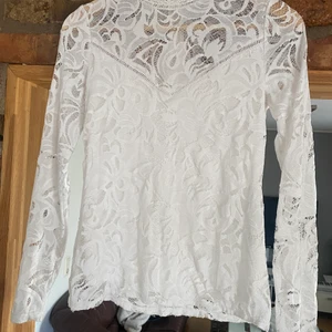 Vit spetsblus stl:xs, passar stl:S också - Vit spetsblus stl:Xs från VILA.Köparen betalar frakten. 